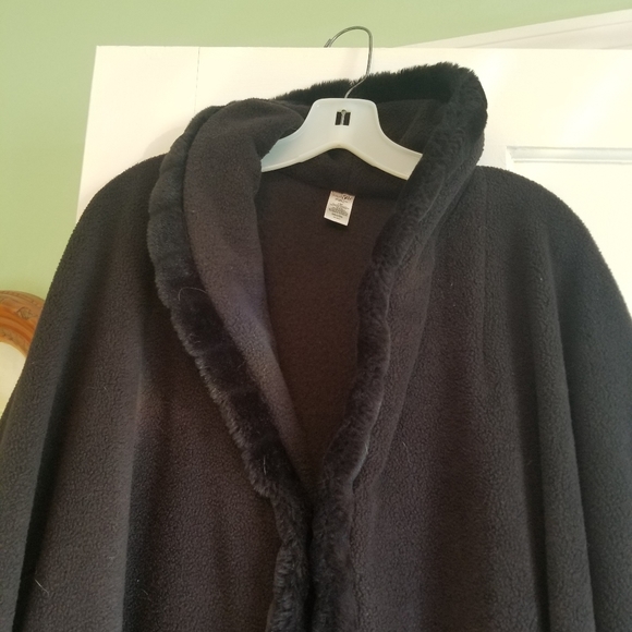 Cape. - Picture 2 of 5